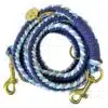 Aufgerollte Paracord-Leine in Blau, Hellblau und Weiß mit goldenen Karabinern.