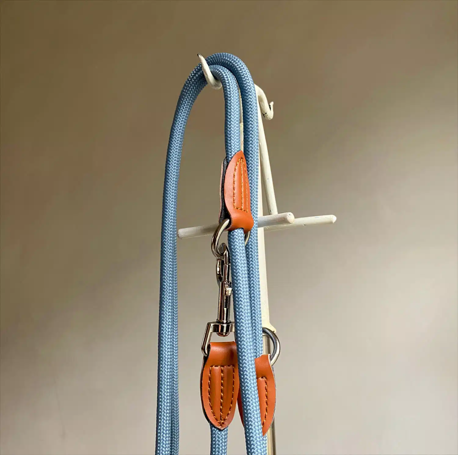 Nylon Hundeleine 2 m in hellem Blau mit zwei Karabinern und Lederverstärkungen