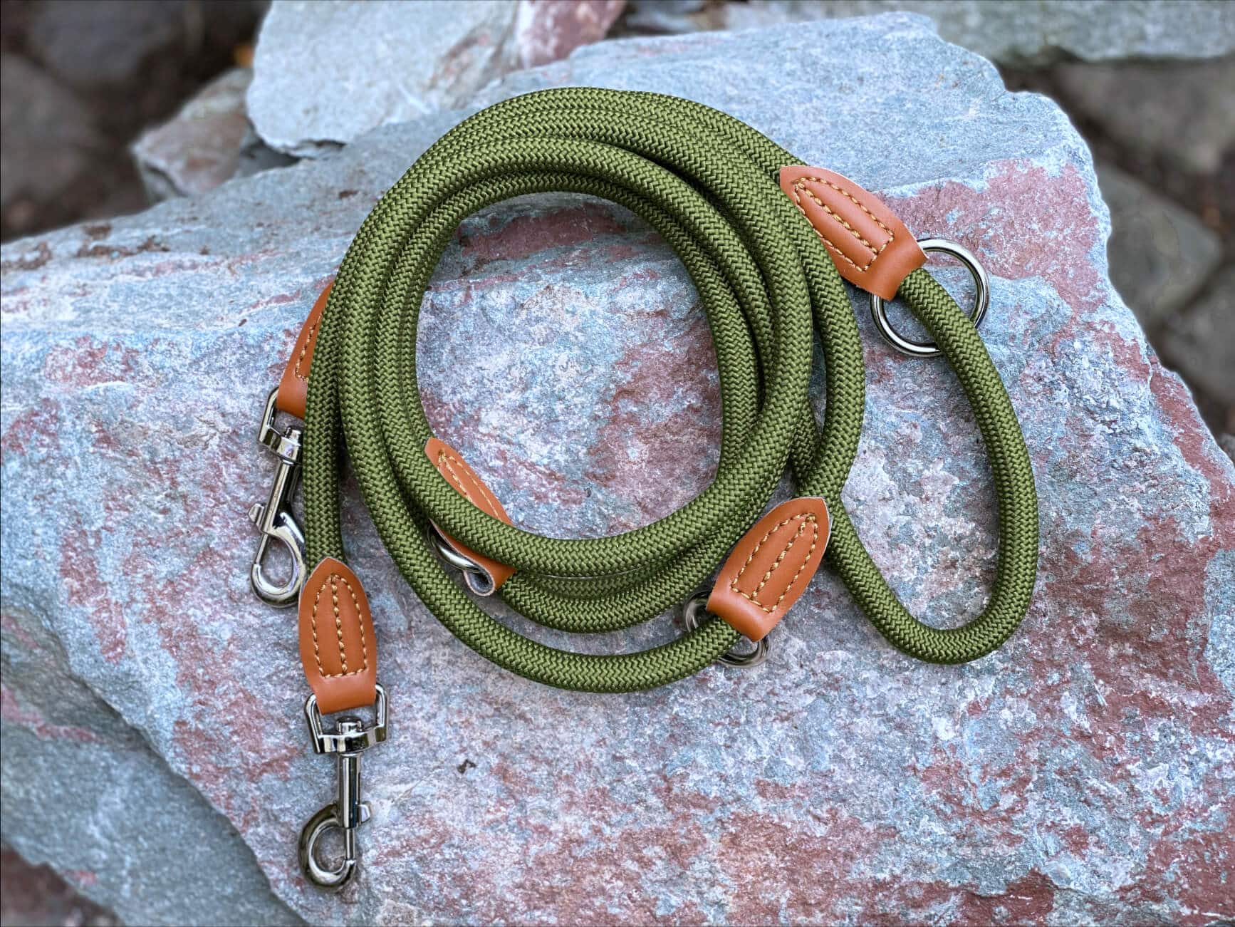 Nylon Hundeleine 2 m lang, in Olivgrün mit zwei Karabinern und Lederverstärkungen